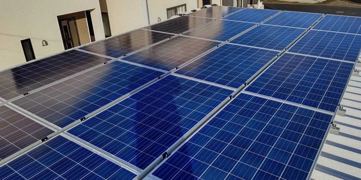 Instalação de painéis solares no telhado de residência no Japão